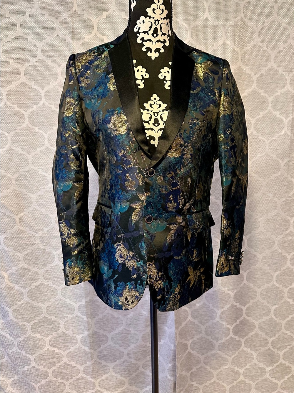 Boy’s Youth size 12/14 Large Tazio Black floral formal jacket